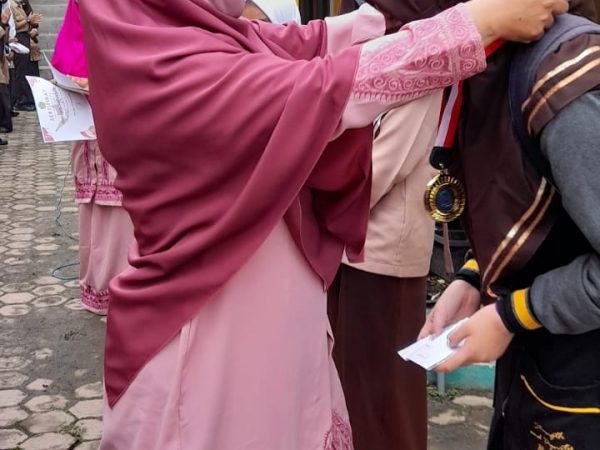 Lomba Cipta Puisi Bahasa Arab dan Bahasa Inggris Editing Video dalam HUT RI ke-76 di MTsN 1 Aceh Tengah