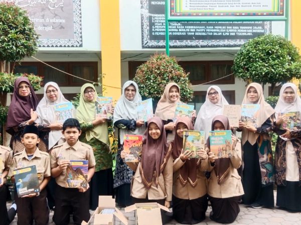 Penyerahan Wakaf Buku dari SNC (Spiritual Nabawiyah Community) Kepada MTsN 1 Aceh Tengah