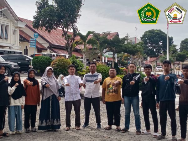 Pelepasan Kontingen POPDA Cabor Karate, Oleh Pembina Doujou KKI MTsN 1 Aceh Tengah, Ibu Fashihah, M.Pd.