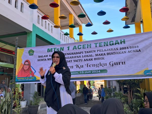 Menyerahen Murid Ku Tengku Guru (Penyerahan Anak didik ke Guru) di MTsN 1 Aceh Tengah