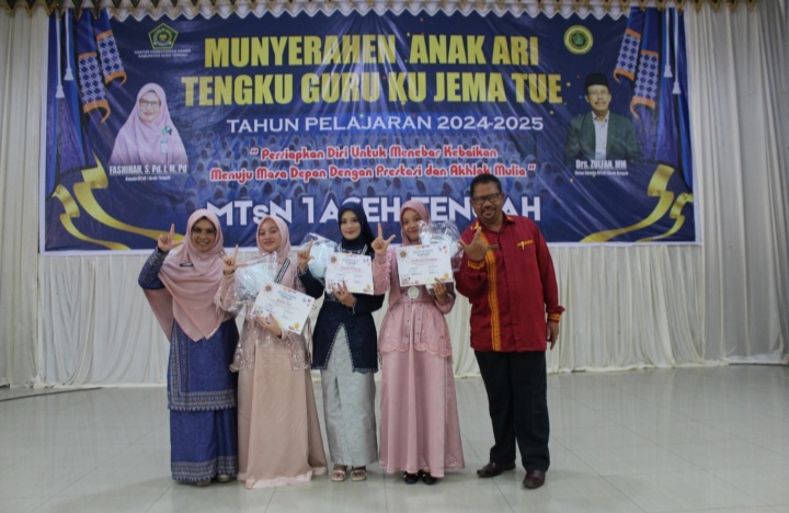 Penyerahan Piala Literasi Terbaik Kelas IX MTsN 1 Aceh Tengah Periode 2024/2025 Penyerahan Piala Literasi Terbaik Kelas IX MTsN 1 Aceh Tengah Periode 2024/2025