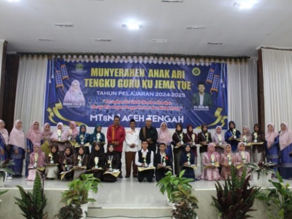 Penyerahan Piala Tahfidz Terbaik Kelas IX MTsN 1 Aceh Tengah Periode 2024/2025