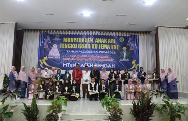 Penyerahan Piala Tahfidz Terbaik Kelas IX MTsN 1 Aceh Tengah Periode 2024/2025 Penyerahan Piala Tahfidz Terbaik Kelas IX MTsN 1 Aceh Tengah Periode 2024/2025