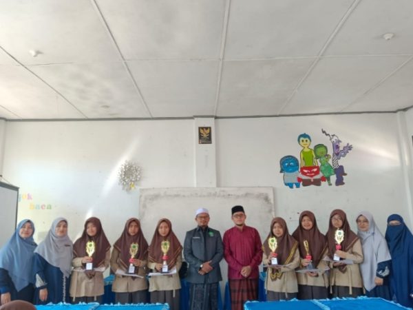 Pembagian Raport Madrasah Diniyah Takmiliyah di MTsN 1 Aceh Tengah Berlangsung Khidmat