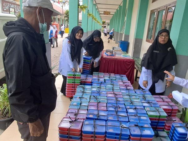 Perdana! Siswa MTsN 1 Aceh Tengah Nikmati Program Makan Bergizi Gratis