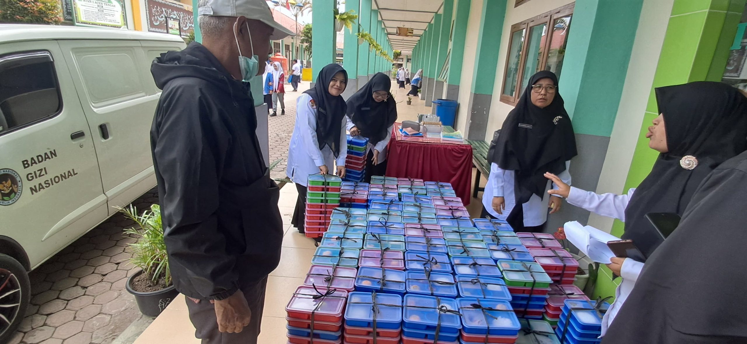 Perdana! Siswa MTsN 1 Aceh Tengah Nikmati Program Makan Bergizi Gratis Perdana! Siswa MTsN 1 Aceh Tengah Nikmati Program Makan Bergizi Gratis