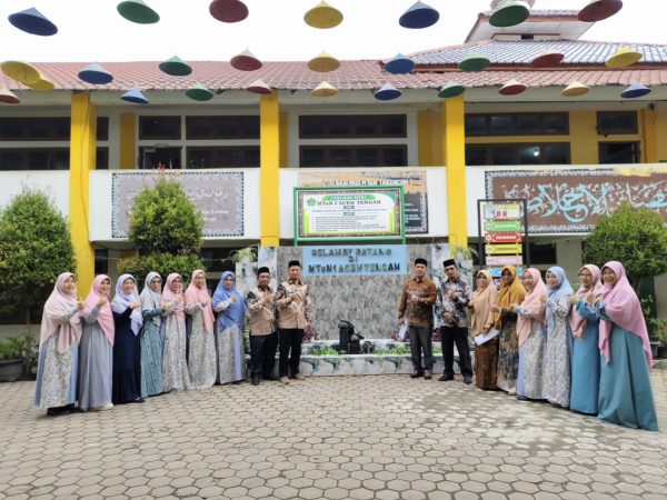 MENABAR SEMANGAT SEHAT KUNJUNGAN TIM PENILAI MADRASAH BERSIH DAN SEHAT DI MTsN 1 ACEH TENGAH