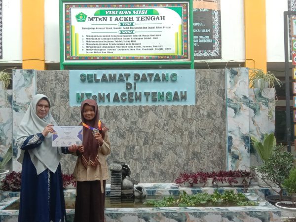 NADIA HUMAIRA SYIFA RAIH MEDALI PERAK DI AJANG KOMPETISI PRESTASI SISWA INDONESIA 2025
