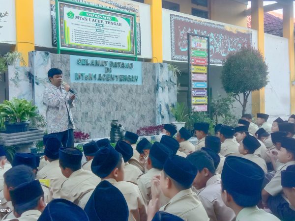 Bapak Baijawi, S.Pd.I Tekankan Pentingnya Akhlakul Karimah di Hadapan Siswa MTsN 1 Aceh Tengah