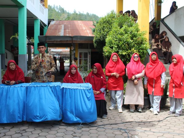 MTsN 1 Aceh Tengah Meriahkan HUT RI ke-80 dengan Lomba Estafet Sarung dan Balon Air