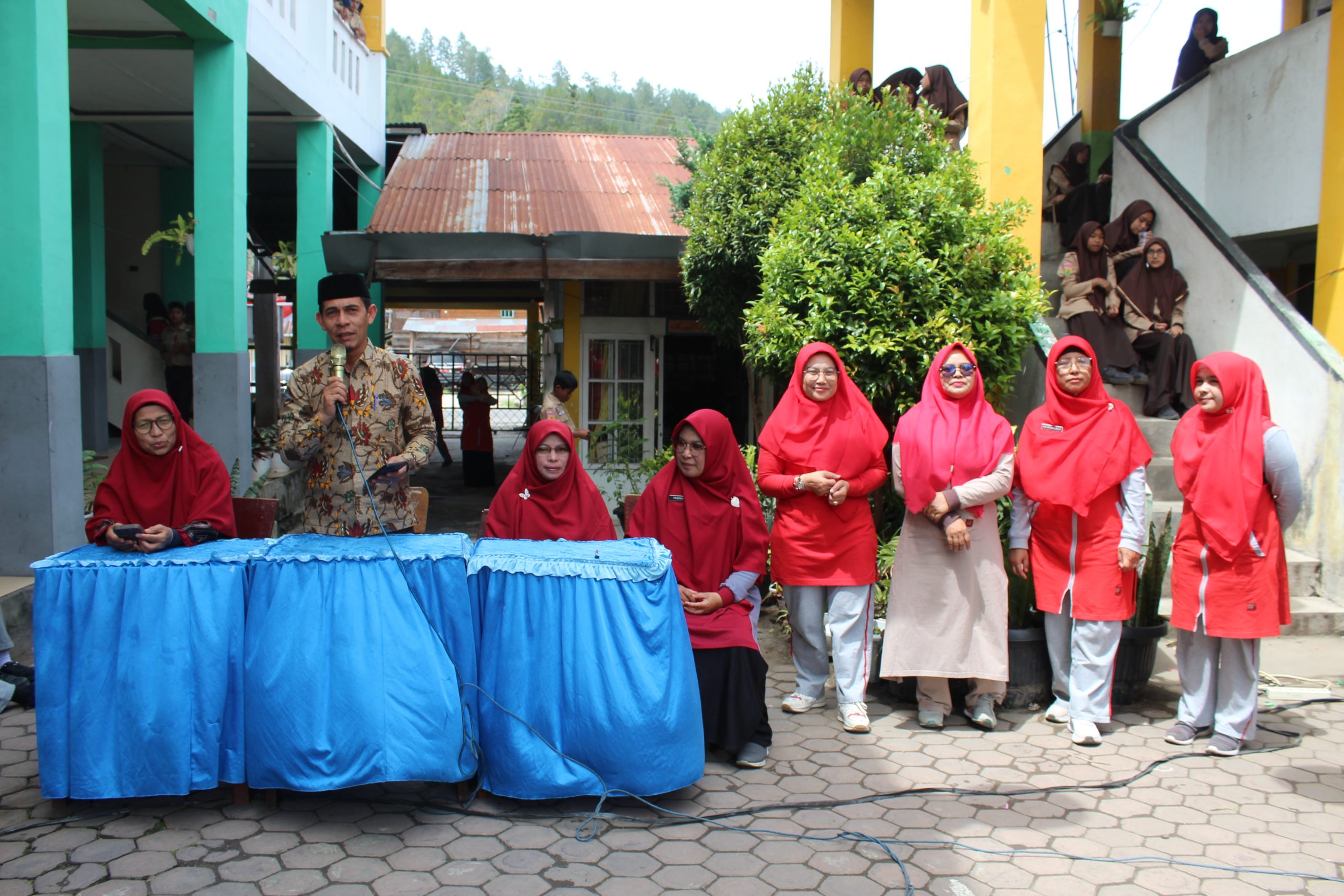 MTsN 1 Aceh Tengah Meriahkan HUT RI ke-80 dengan Lomba Estafet Sarung dan Balon Air MTsN 1 Aceh Tengah Meriahkan HUT RI ke-80 dengan Lomba Estafet Sarung dan Balon Air