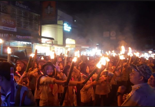 MTsN 1 Aceh Tengah Ikut Serta Taptu Gugus Depan dengan Pawai Obor Meriah di Depan Pendopo Bupati