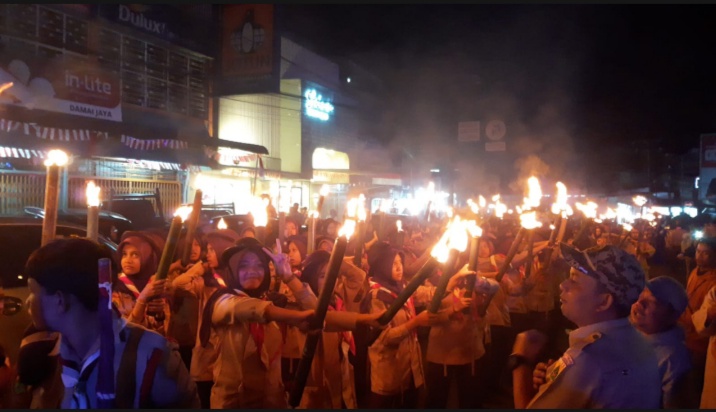 MTsN 1 Aceh Tengah Ikut Serta Taptu Gugus Depan dengan Pawai Obor Meriah di Depan Pendopo Bupati MTsN 1 Aceh Tengah Ikut Serta Taptu Gugus Depan dengan Pawai Obor Meriah di Depan Pendopo Bupati