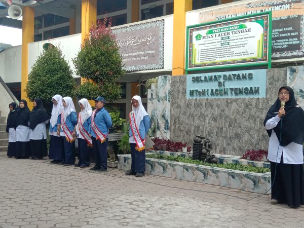 Waka Kurikulum Sampaikan Amanat tentang “Bijaklah Bermedia Sosial”