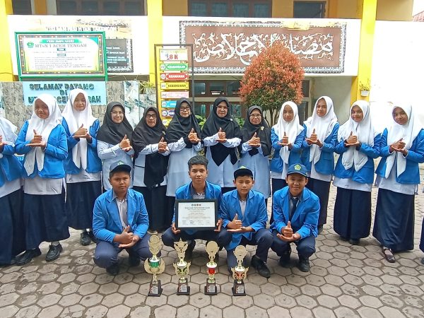 MTsN 1 Aceh Tengah Raih 4 Piala dan Piagam Penghargaan pada Ajang KCC ke-3