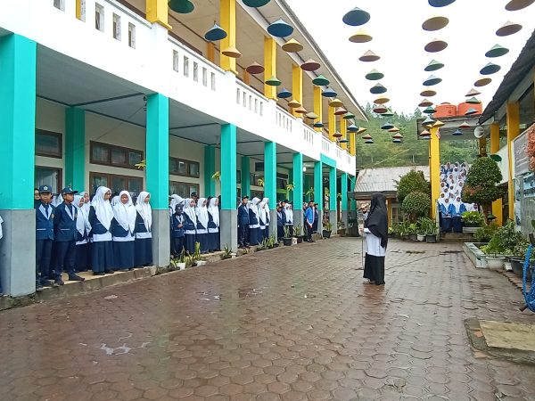 Ibu Arfah, S.Pd.I Sampaikan Pentingnya Sarapan Pagi dalam Amanat Pembina Upacara