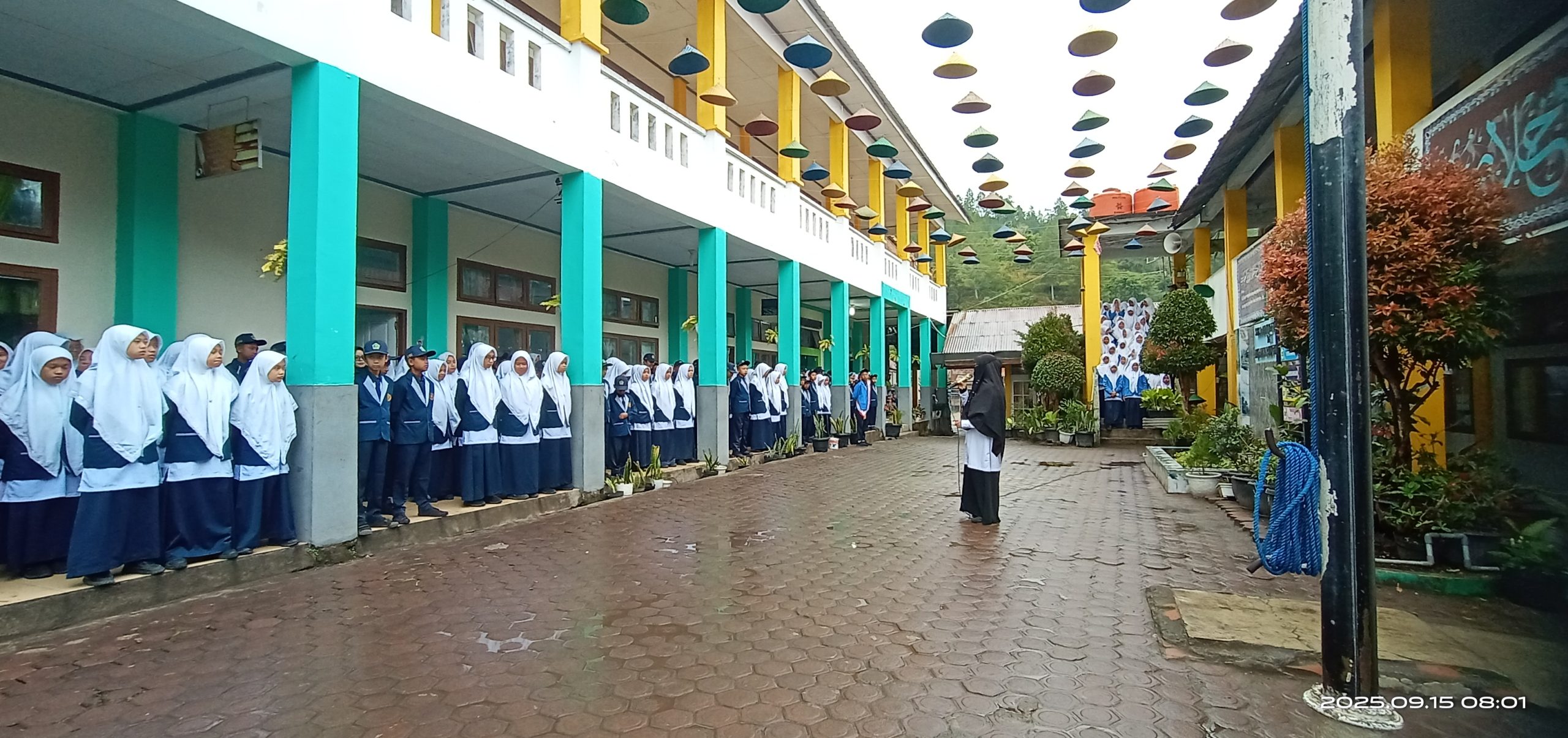 Ibu Arfah, S.Pd.I Sampaikan Pentingnya Sarapan Pagi dalam Amanat Pembina Upacara