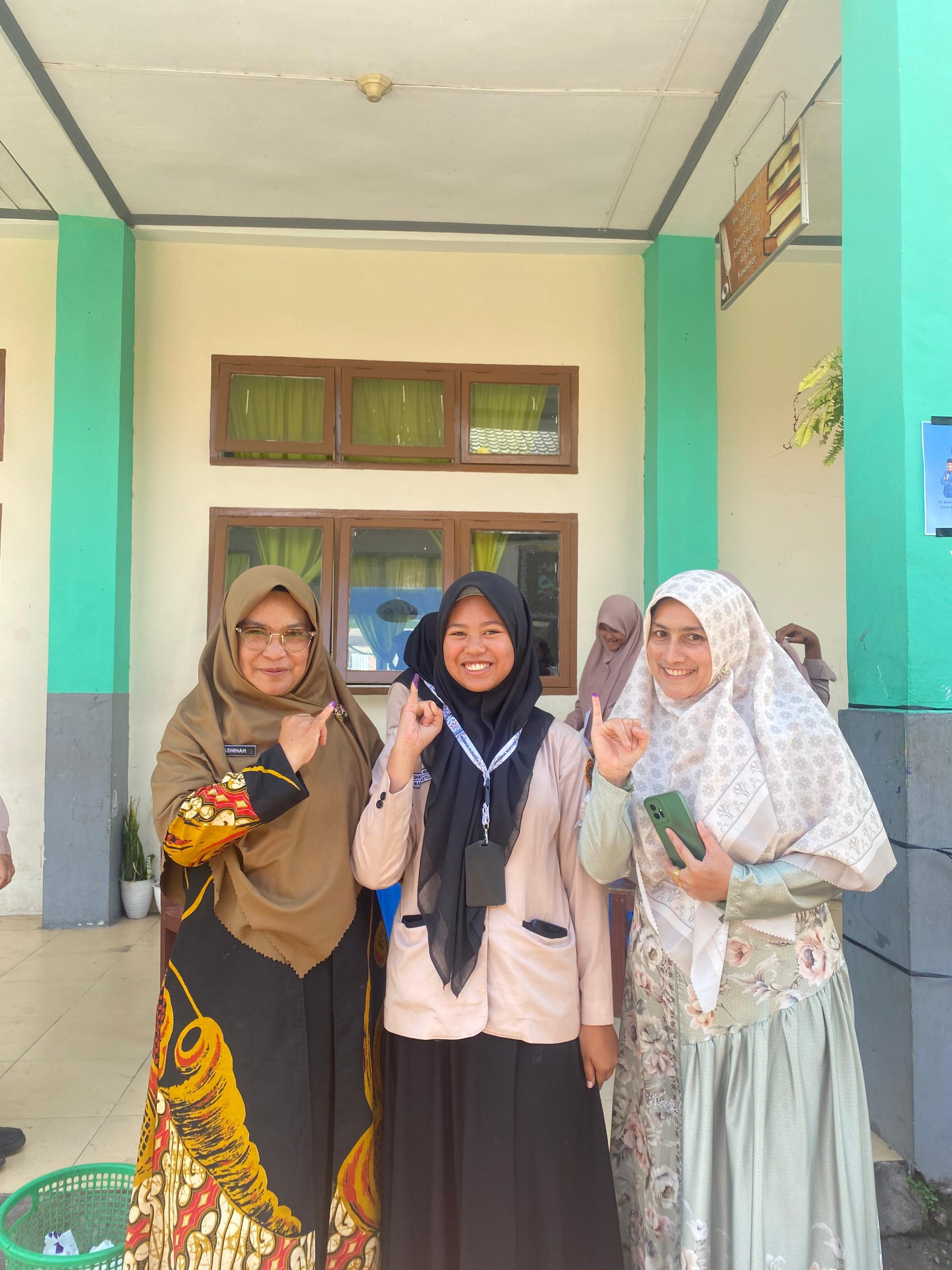 PEMILIHAN KETUA DAN WAKIL KETUA OSIM MTsN 1 ACEH TENGAH PERIODE 2025/2026 BERBASIS KOMPUTER BERJALAN SUKSES DI LAPANGAN MADRASAH