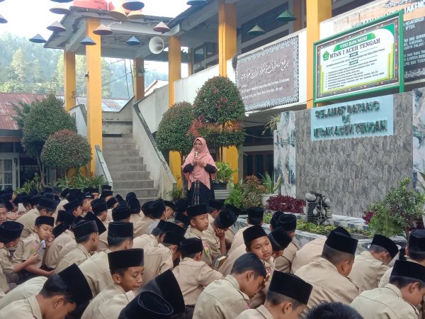 Kepala MTsN 1 Aceh Tengah Beri Pengarahan: “Sampahmu, Tanggung Jawabmu!”