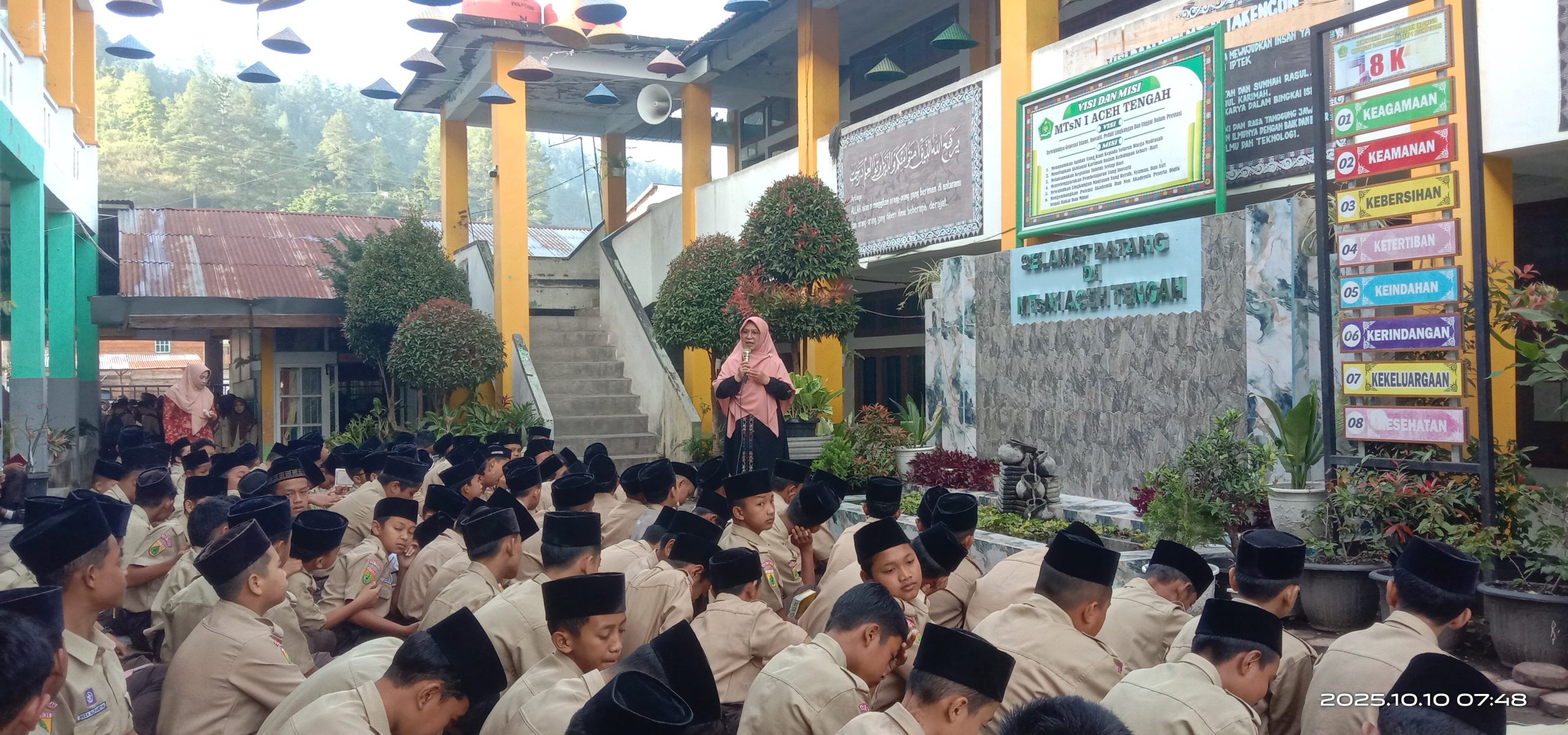 Kepala MTsN 1 Aceh Tengah Beri Pengarahan: “Sampahmu, Tanggung Jawabmu!” Kepala MTsN 1 Aceh Tengah Beri Pengarahan: “Sampahmu, Tanggung Jawabmu!”