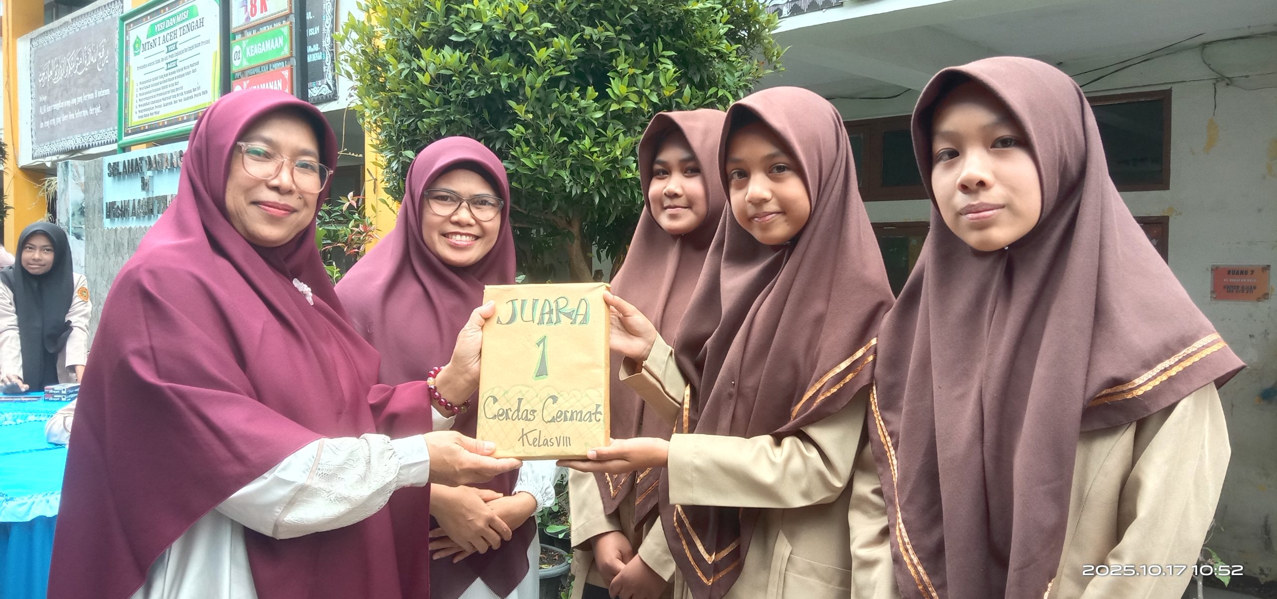 Pemenang Lomba Cerdas Cermat dalam memperingati Maulid Nabi SAW.