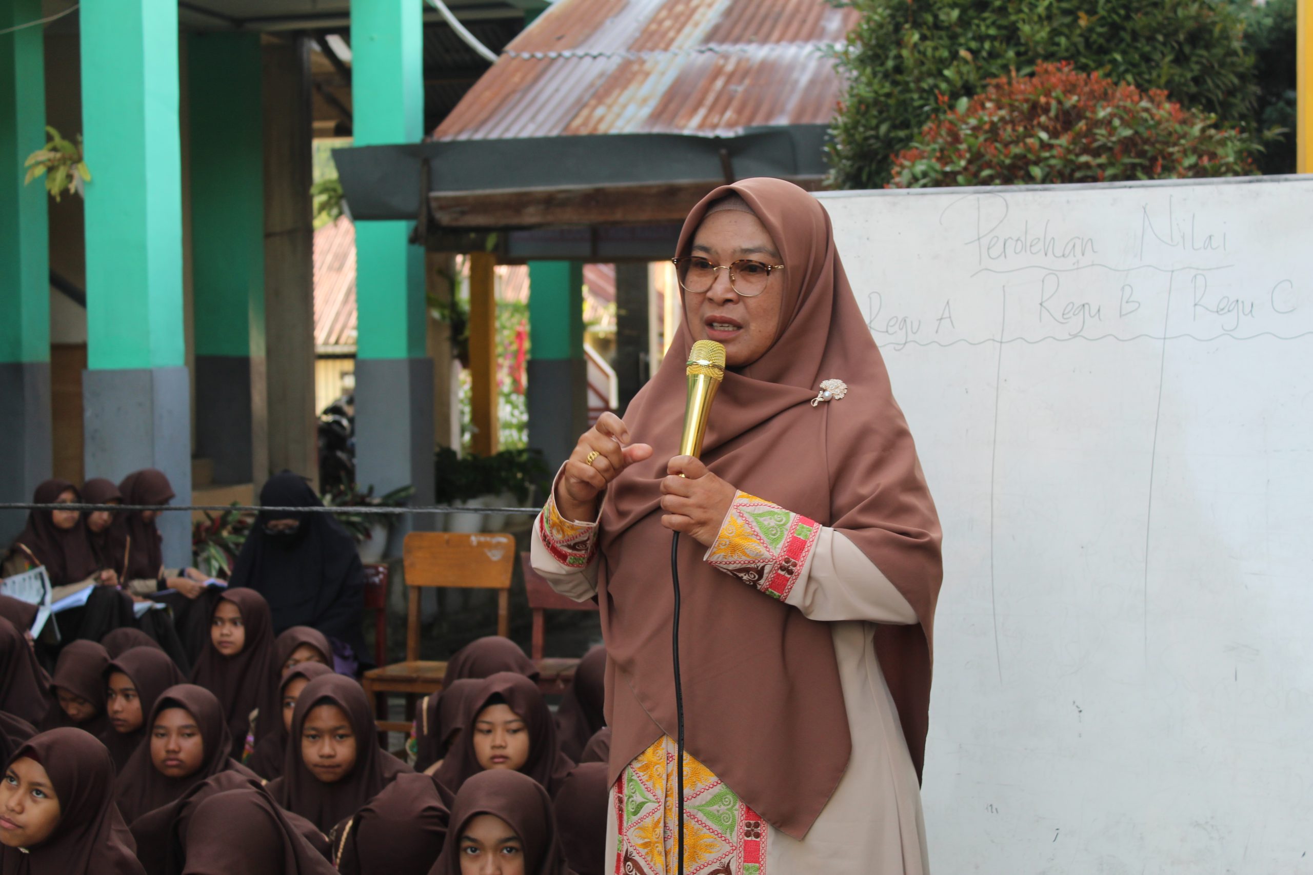 Panggung Para Juara: Lomba Cerdas Cermat Antar Kelas di MTsN 1 Aceh Tengah Panggung Para Juara: Lomba Cerdas Cermat Antar Kelas di MTsN 1 Aceh Tengah