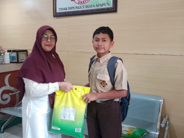 Pemberian Santunan kepada Siswa MTsN 1 Aceh Tengah yang Tidak Mampu