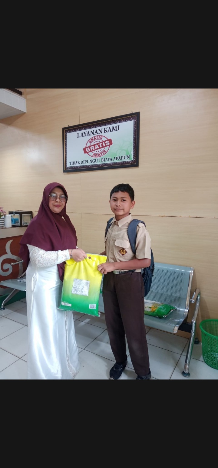 Pemberian Santunan kepada Siswa MTsN 1 Aceh Tengah yang Tidak Mampu