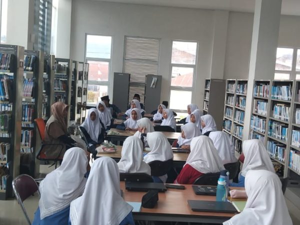 Siswa MTsN 1 Aceh Tengah Ikuti Pembinaan Riset di Perpustakaan Daerah